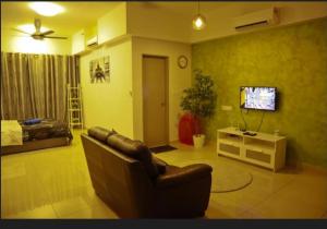 ein Wohnzimmer mit einem Sofa und einem TV in der Unterkunft HA2017, CYBERJAYA, Netflix, Wifi, Free Parking, 3030 in Cyberjaya