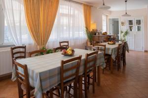 Afbeelding uit fotogalerij van 028 - Agriturismo "Il Boschetto" con PISCINA, Pace E Natura - Camera Familiare in Cavizzano