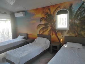 Villa Chantilly في سانت رافائيل: غرفة بسريرين وجدارية نخلة +27 صورة