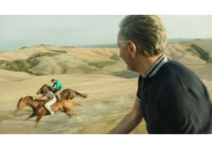 due persone che cavalcano un cavallo nel deserto di Agriturismo Le Crete - Appartamenti ad Asciano
