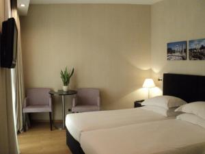 Llit o llits en una habitació de The Athens Gate Hotel