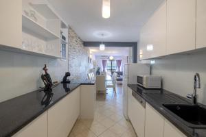 Kuchyň nebo kuchyňský kout v ubytování Apartment Dany - Free Beach Parking