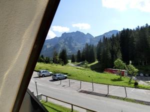 una vista desde una ventana de una carretera con coches en ella en Alberti - Condominio Villa Golf, en Madonna di Campiglio