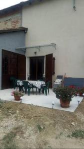 un patio con tavolo e sedie in una casa di Casa Luisa ad Alba