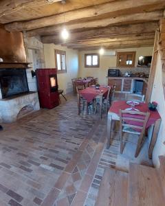 uma sala de jantar com mesas e cadeiras e uma lareira em La Caneveta al Piave em Valdobbiadene