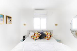 Voodi või voodid majutusasutuse צימר על הים גקוזי ואירוח איכותי Oceanfront Beach House W Jacuzzi toas