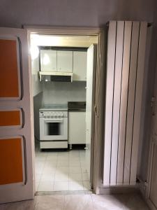 una puerta abierta a una cocina con fogones en Rosy House, en Gaeta