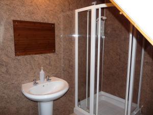 ein Badezimmer mit Waschbecken und Dusche in der Unterkunft Glengorm Guest House in Oban + 29 Fotos