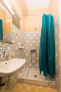 A bathroom at Southgate Apartments