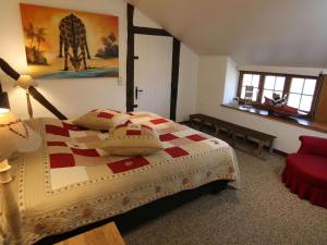 Rúm í herbergi á Cosy Holiday Home in Stavelot with Garden