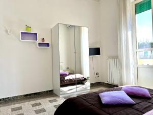 1 dormitorio con 2 camas y espejo en Camera matrimoniale privata in appartamento condivisibile en Salerno