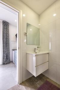 un baño con lavabo y espejo en Modern&Quiet place, en Eilat