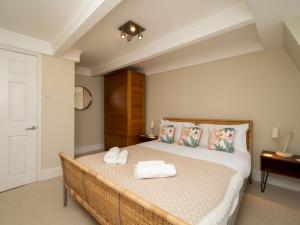 a bedroom with a bed with towels on it at Pass the Keys Spacious 3 bed apartment in prime central location in Bath