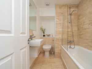 a bathroom with a toilet and a sink and a shower at Pass the Keys Spacious 3 bed apartment in prime central location in Bath