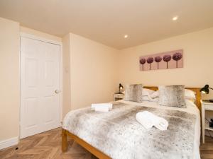 ein Schlafzimmer mit einem Bett mit zwei Handtüchern darauf in der Unterkunft Pass the Keys Lovely 1 bed apartment with free parking in Bath