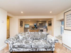 a living room with a couch and a kitchen at Pass the Keys Lovely 1 bed apartment with free parking in Bath