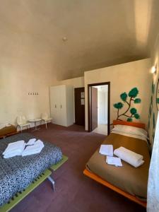 um quarto com 2 camas e toalhas em Foresteria La Rubbianetta em Druento