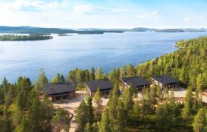 Vue aérienne d'une maison sur la rive d'un lac dans l'établissement Wilderness Hotel Nangu & Igloos, à Ivalo