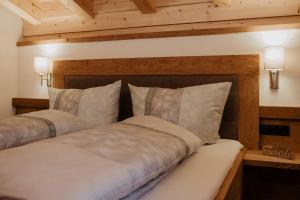 two beds sitting next to each other in a bedroom at Ferienhaus Bergler Hoamat in Navis