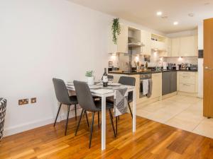 a kitchen and dining room with a table and chairs at Pass the Keys Spacious 1 Bedroom Apartment in Heart of the City in Cardiff