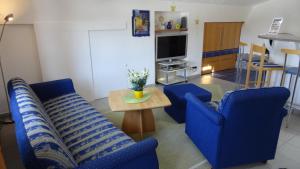 ein Wohnzimmer mit 2 blauen Stühlen und einem Tisch in der Unterkunft Oberstdorfer Bergwelt 218 in Oberstdorf