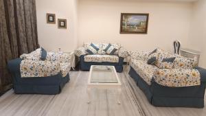 uma sala de estar com dois sofás e uma mesa em Welcomhotel by ITC Hotels, Bella Vista, Panchkula - Chandigarh em Chandīgarh