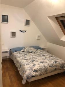 a bedroom with a bed in a attic at Maison 4 chambres in Carnac