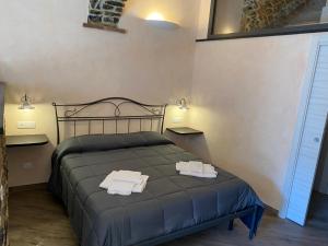 une chambre avec un lit avec deux serviettes dessus dans l'établissement C'ERA UNA VOLTA, à Levanto