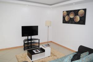 Televisyen dan/atau pusat hiburan di Apartamento Terra Branca