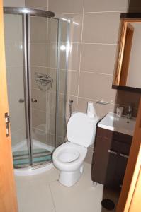 Bilik mandi di Apartamento Terra Branca +35 gambar