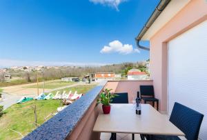 Bazén v ubytovaní Apartments and Room Ljubica alebo v jeho blízkosti