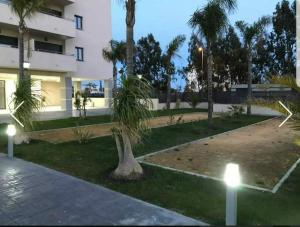 palma przed budynkiem w obiekcie D3N TORREdelMAR w mieście Torre del Mar
