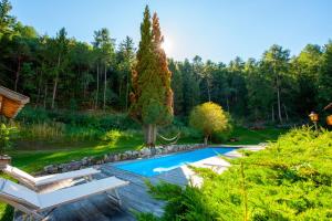 Bazén v ubytování Landhotel Latscherhof nebo v jeho okolí