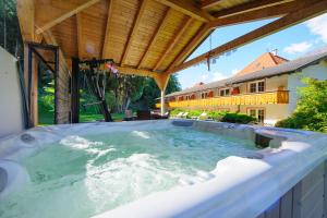 Bazén v ubytování Landhotel Latscherhof nebo v jeho okolí