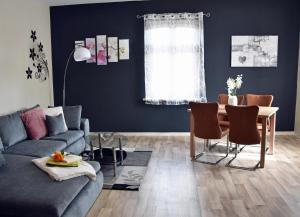 ein Wohnzimmer mit Sofa und Tisch in der Unterkunft Ferienwohnung Wolf in Havelberg
