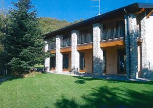 duży dom z ogródkiem przed nim w obiekcie La FIOCCHINA - Magic Place - apartments & studios in Garda Lake - countryside farmhouse, inside the middle of the lake w mieście Salò