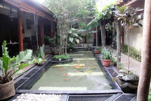 Taman di luar Griya Yunika