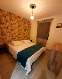 Tempat tidur dalam kamar di Maison de 2 chambres avec jardin clos et wifi a Coltines