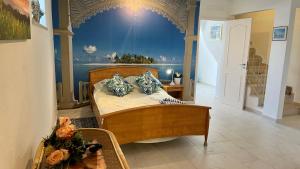 een slaapkamer met een bed met een schilderij aan de muur bij Casa Cristal in Lagos