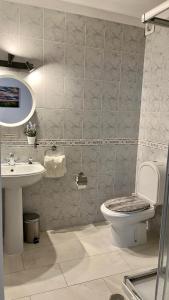 een badkamer met toilet en wastafel bij Casa Cristal in Lagos +52 foto's