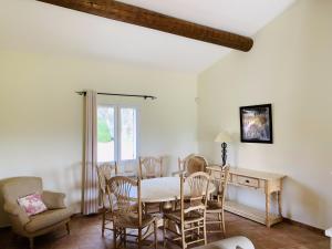 ein Esszimmer mit einem Tisch und Stühlen in der Unterkunft Le Claux du Puits by Ateya Vacances in Saint-Trinit
