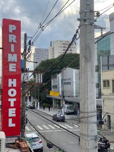 a sign on a pole next to a city street at Hotel Prime Tatuapé in São Paulo