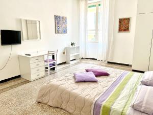 una camera con un letto con due cuscini sopra di Casa Vacanze Sunshine a Salerno