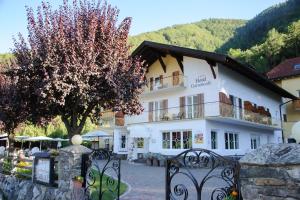Nespecifikovaný výhled na hory nebo výhled na hory při pohledu z hotelu