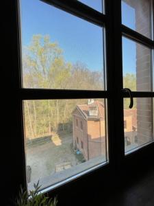 Výhled na řeku, která protéká v blízkosti hotelu