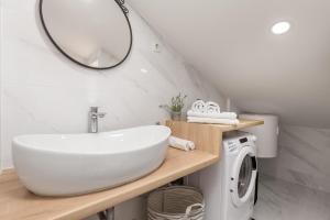 een badkamer met wastafel en wasmachine bij Bella Ciao Apartments in Rijeka +52 foto's