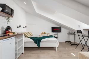 een kleine slaapkamer met een bed op zolder bij Bella Ciao Apartments in Rijeka