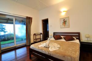 Un dormitorio con una cama con una toalla. en Clouds Holiday Bungalow Haputhale, en Haputale