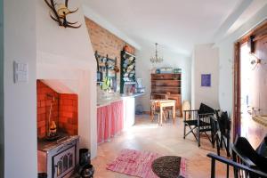 ein Wohnzimmer mit einem Kamin und einem Tisch in der Unterkunft Kochab Sintra by LovelyStay in Sintra