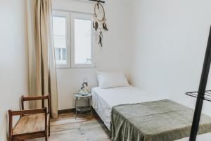 - une chambre avec 2 lits et une fenêtre dans l'établissement Contemporary Industrial Apartment by REMS, à Malaga